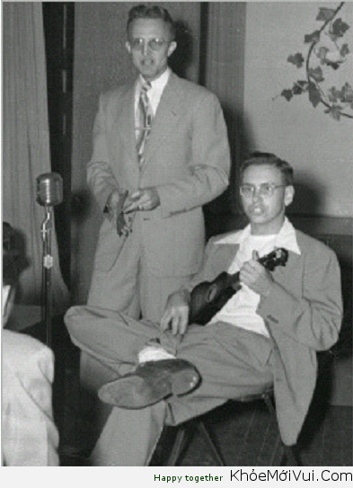 ty-phu-warren-buffett-choi-dan-ukulele-1949