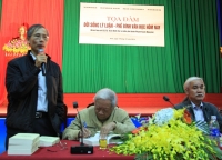 PGS.TS Phan Huy Dũng dẫn chương trifnh giao lưu với GS Trần Đình Sử và Npb Phạm Xuân Nguyên
