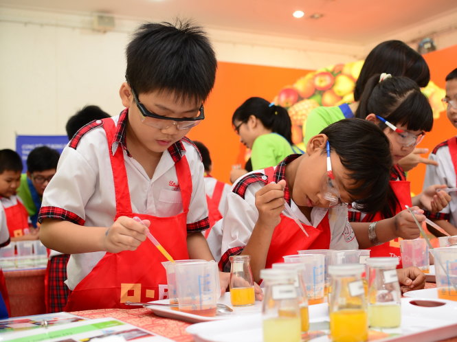 Các học sinh tiểu học ở TP.HCM tham gia chương trình Thí nghiệm cho bé (BASF Kids'' lab) do Công ty BASF (Đức) tổ chức. Đây là chương trình giúp các em tìm hiểu khoa học bằng những thí nghiệm đơn giản - Ảnh: Đỗ Kim Chung