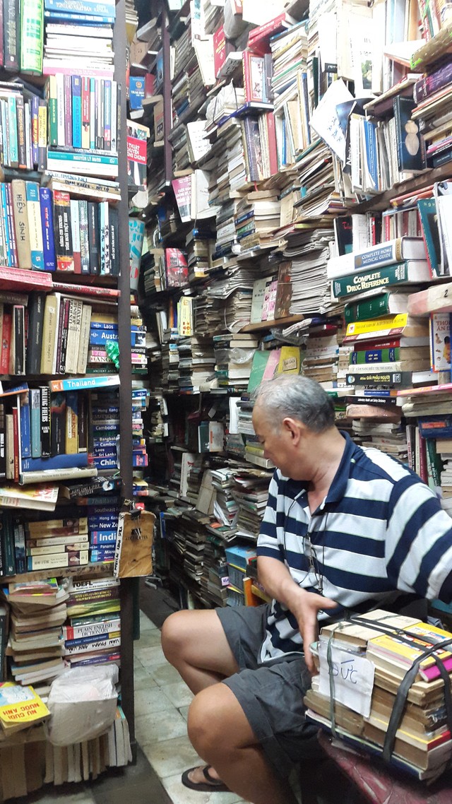 Sau mỗi lần khách xem sách xong, ông lại đóng gói cẩn thận và để trở lại chỗ cũ, nơi mà chỉ có mình ông mới biết.