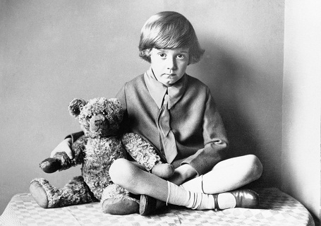 Cậu bé Christopher Robin Milne cùng với người bạn gấu bông thân thiết của mình đã truyền cảm hứng cho nhà văn AA Milne sáng tạo nên nhân vật cậu bé Christopher Robin và chú gấu Winnie the Pooh (Ảnh chụp năm 1925).