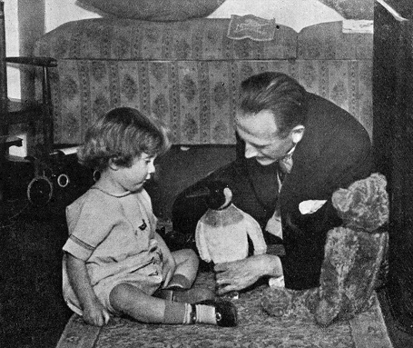 Nhà văn AA Milne đang chơi với con trai - cậu bé Christopher Robin. Cậu bé có khá nhiều thú bông và chính những thú bông này đã gợi cảm hứng để nhà văn sáng tạo nên loạt truyện nổi tiếng dành cho thiếu nhi (Ảnh chụp năm 1924).