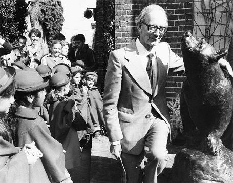 Năm 1981, Christopher Robin Milne 61 tuổi, đến tham dự buổi khánh thành bức tượng gấu Winnie - chú gấu từng sống ở vườn thú London. Gấu Winnie cùng với thiên nga Pooh và gấu bông Edward đã giúp nhà văn AA Milne sáng tạo nên nhân vật gấu Winnie the Pooh.