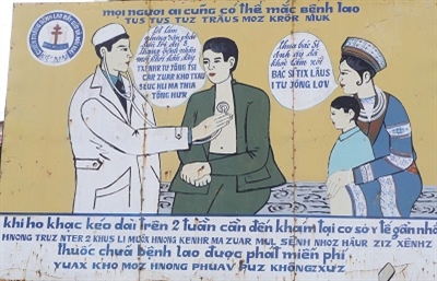 Tấm áp phích tuyên truyền bảo vệ sức khỏe người dân được thể hiện bằng song ngữ Việt - Mông tại huyện Mèo Vạc, tỉnh Hà Giang. Ảnh: Nguyên Đức