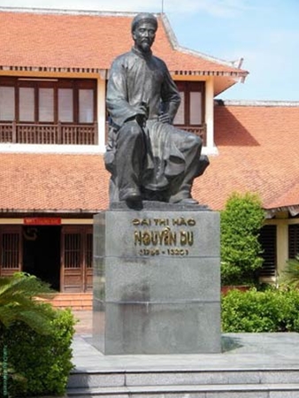 Tượng đài thi hào Nguyễn Du tại tỉnh Hà Tĩnh.