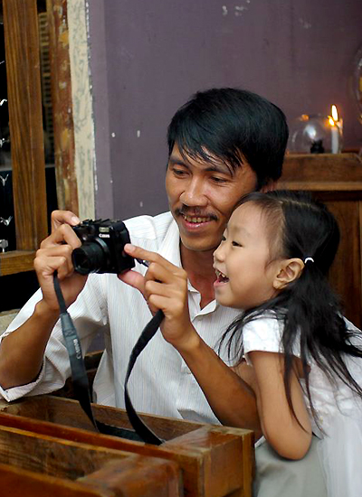 Nguyễn Ngọc Thuần và con gái.